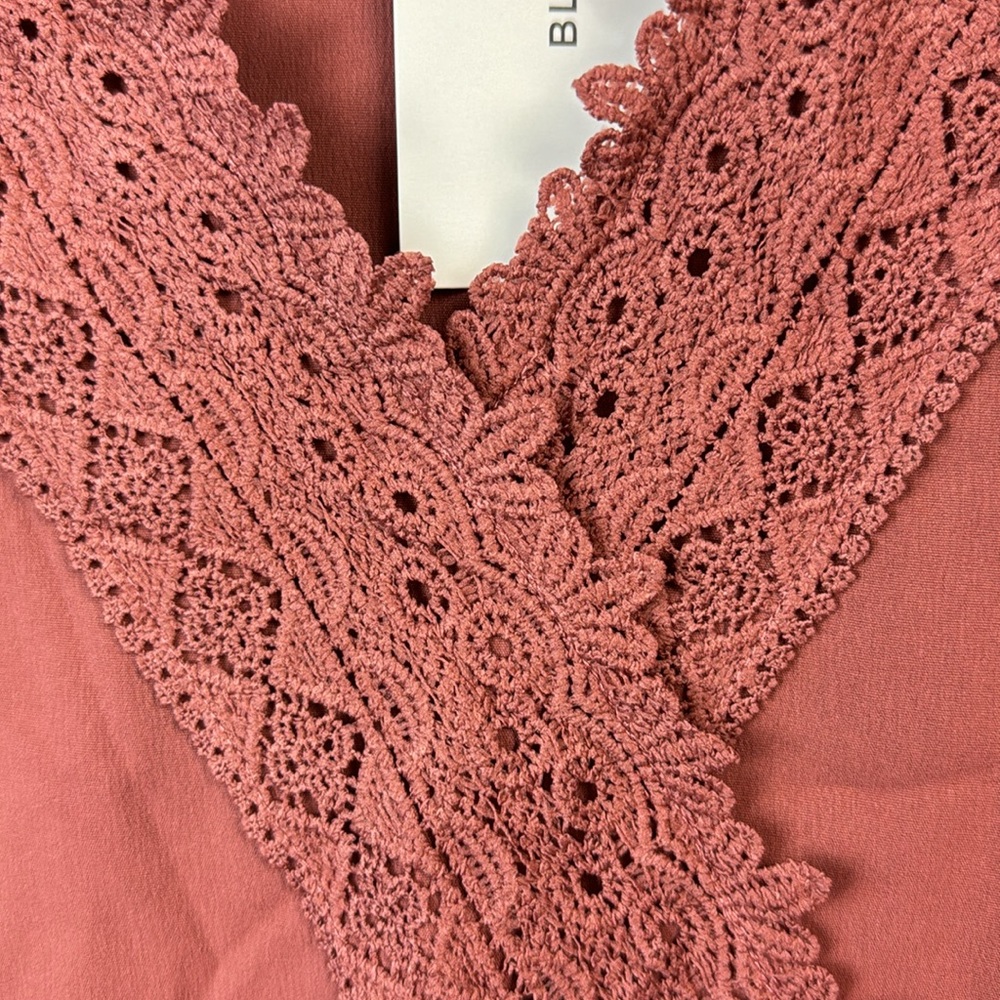 BloomChic Crochet Trim V Neck Blouse Plus Size 22/24 3X - Picture 4 of 6